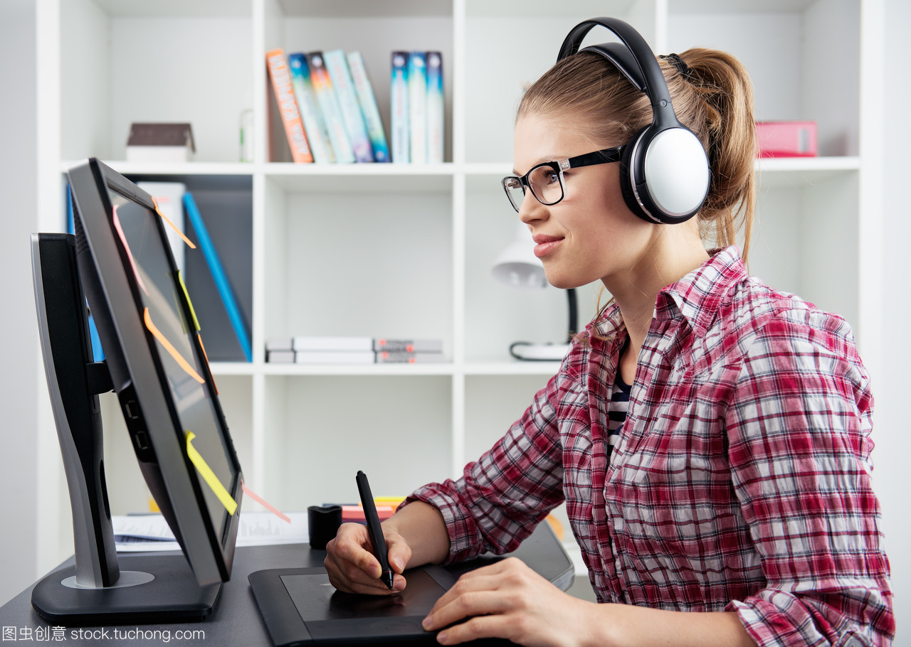 女性平面设计师的电脑动画设计探索